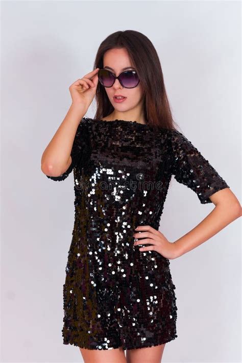 Mooi Donkerbruin Meisje In Een Zwarte Kleding En Zonnebril Brunette Met