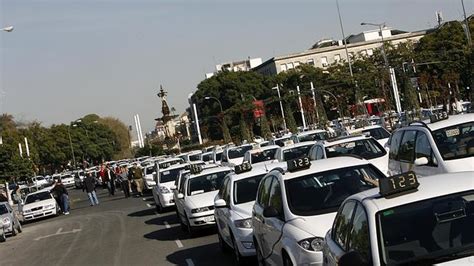 Taxis proponen subir la carrera mínima y suprimir el suplemento de fin