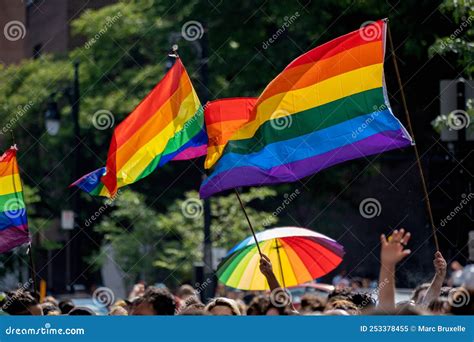 Banderas De Arco Iris Gay Ondeando Sobre Una Multitud Borrosa Imagen Editorial Imagen De