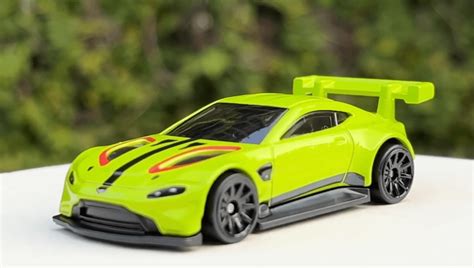 Машинка Базова Hot Wheels Aston Martin Vantage GTE Exotics HCT Green купити в інтернет