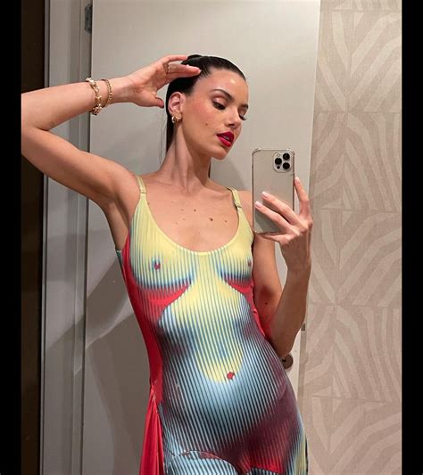 Foto Vestido Naked Foi Evidenciado Por Camila Queiroz Em Selfie No Espelho Purepeople