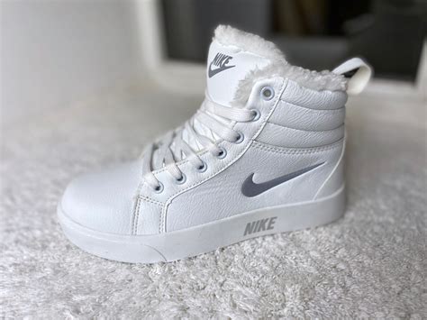 Купить кеды Nike белые с мехом в интернет магазине в СПб
