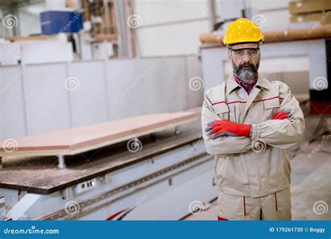 Homme Mature Confiant Debout Avec Bras Croisés Dans L unité De Fabrication D usine Avec Casque