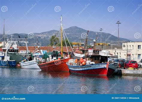 Vista Marina Del Puerto Antiguo Con Barcos De Pesca Tradicionales Bajo