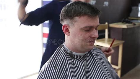 El Peluquero Gay Del Muchacho Hace Un Peinado Elegante Para Un Cliente Masculino Almacen De