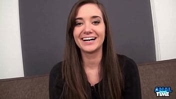 Gia Paige de pelo castaño recibe un creampie anal en ese culo redondo