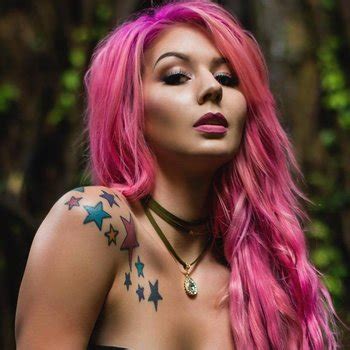 Erotic Pink Haired Babe Annalee Belle Gets Naked Photos