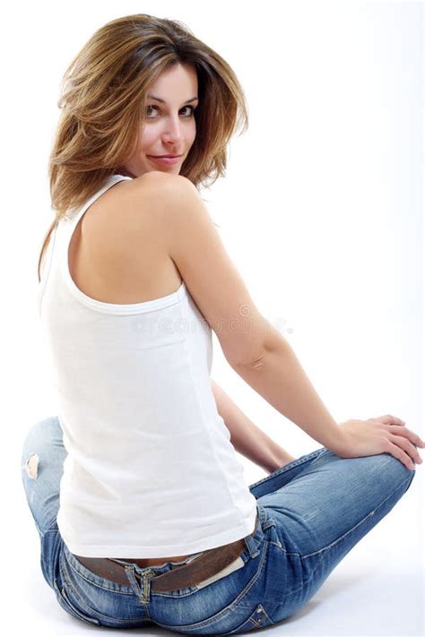 Donna Del Brunette Che Si Siede Sul Pavimento E Che Osserva Ba Immagine Stock Immagine Di