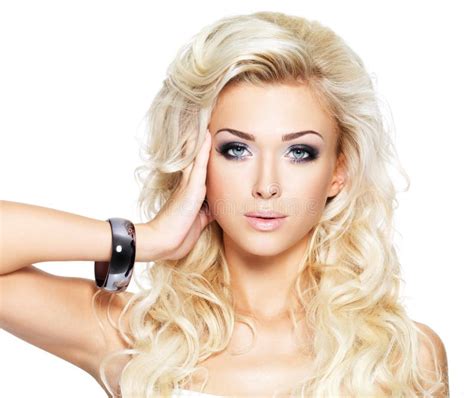 Mooie Blonde Vrouw Met Lange Krullende Haar En Stijlmake Up Stock Foto Image Of Kaukasisch