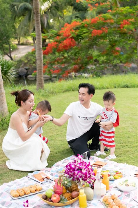 Các hot mom của showbiz Việt đều làm điều này cho con ngay từ khi còn nhỏ Giúp bé phát triển