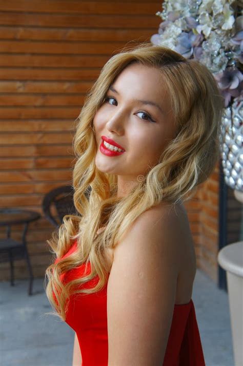 Fille Blonde Magnifique Dans Une Robe Rouge Renversante Image Stock Image Du Mariage