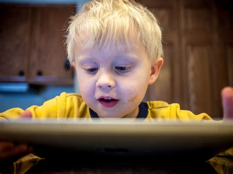 4 Ways That Staring At Screens All Day Is Destroying Kids Minds And Bodies