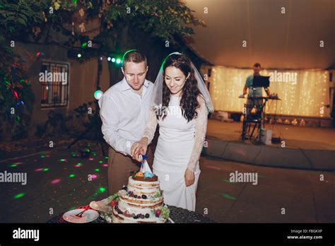 Cutting The Wedding Cake Stock Photo Alamy