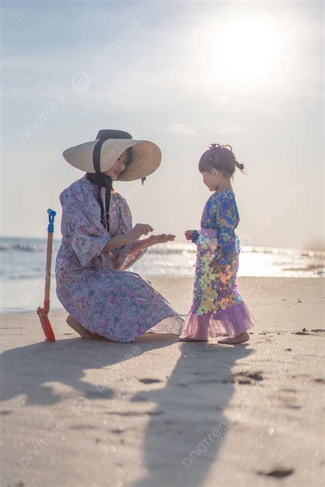 Background Foto Ibu Dan Anak Memetik Kerang Di Sore Hari Ibu Dan Anak