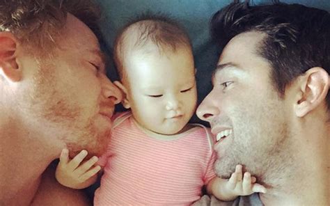 Casal Gay Faz Campanha Ap S Tailandesa Contratada Como Barriga De Aluguel N O Permitir Sa Da De