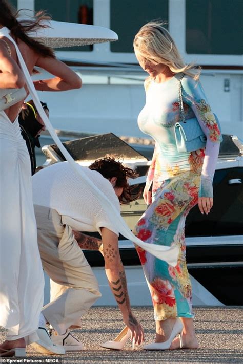 Liam Payne S Girlfriend Kate Cassidy Turns Heads In A Skintight Nude Illusion Dress Before