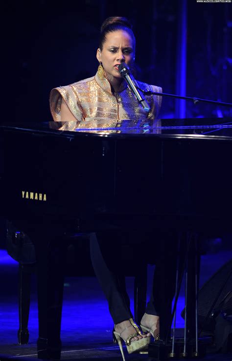 Alicia Keys Beautiful High Resolution Celebrity Posing Hot Summer Babe Concert