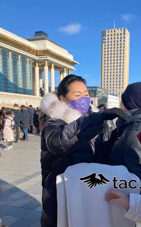 Стивен Сигалын монгол эхнэр эх орондоо амьдарч байна – ТАС.МН