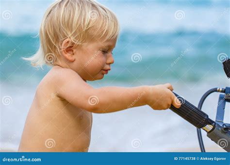 Leuke Blonde Jongen Stock Foto Image Of Horizontaal