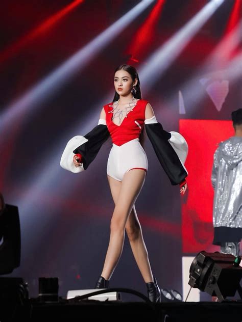 Hot girl top trending lộ ảnh ngoài đời chân dài nổi bật nhưng diện