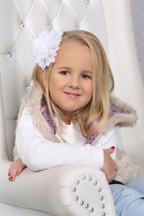 Portrait D Une Petite Fille Blonde Mignonne Avec De Longs Cheveux Photo Stock Image Du