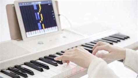 Смарт-синтезатор The ONE Light золотой | Festima.Ru - Мониторинг объявлений