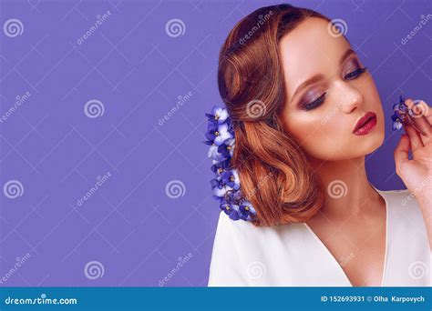 Brunette Op Een Blauwe Achtergrond Meisje Met Professioneel Samenstelling En Kapsel De Salon Van