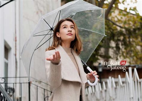 5 Ide Outfit Musim Hujan agar Tetap Tampil Kece Maksimal
