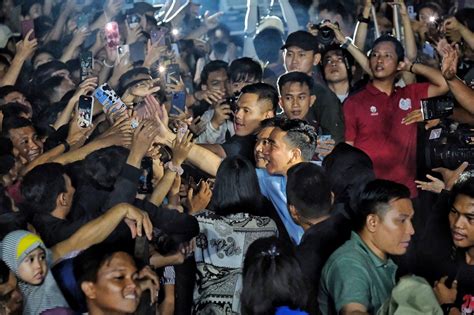 Gibran Ajak Warga Jambi Nonton Konser Bareng Borong Es Teh Abang Abang