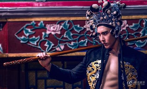 Ảnh cưới đẹp lạ của bom sex Chung Lệ Đề