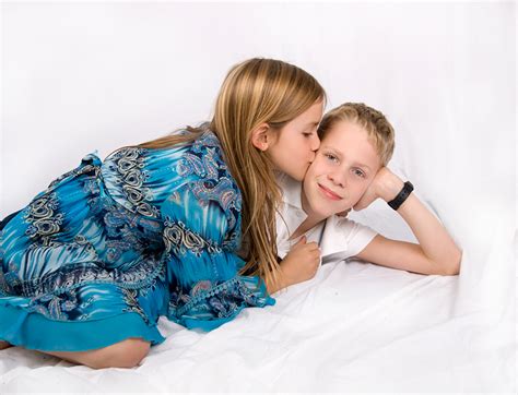 sweet kiss Foto & Bild | kinder, kinder im schulalter, menschen Bilder ...