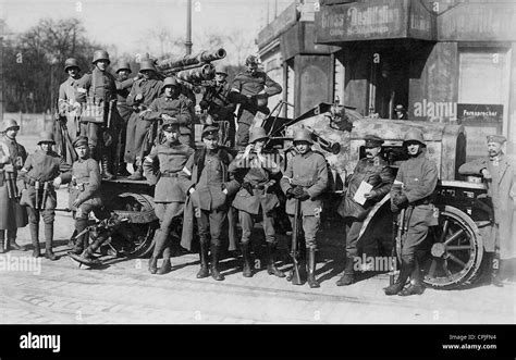 Government troops during the Spartacus uprising in Berlin, 1919 Stock ...