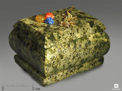 Шкатулка из змеевика, 7,7х6,3х5,6 см