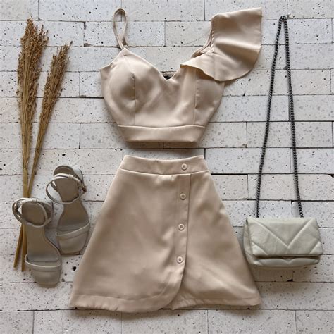 CONJUNTO CROPPED MANGA BABADOS E SHORT SAIA BOTÕES NUDE Dondoca Moda Feminina