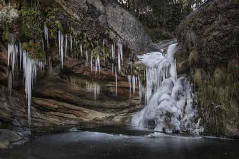 20 Magnificent Photos of Frozen Waterfalls - Design Swan