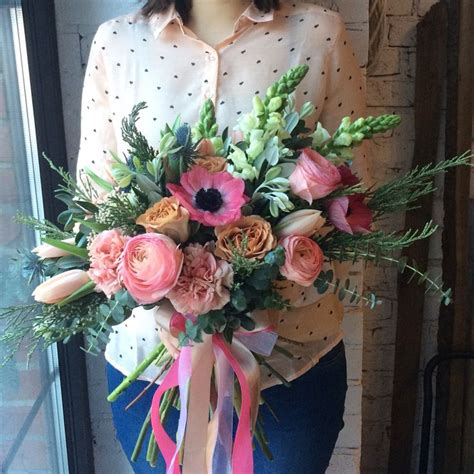 Невероятные розовые анемоны и лососевые ранункулюсы в свободном букете 🌿🌿