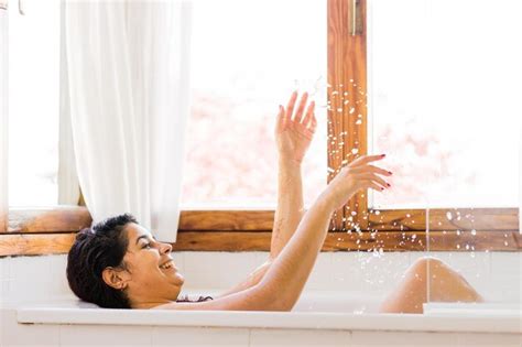 Mulher Latina De Meia Idade Tomando Banho Feliz E Sorrindo Divers O E Prazer Na Banheira