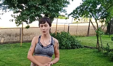 Karina Z Ch Opak W Do Wzi Cia Pozuje Z Ukochanym W Bikini Przera Eni Fani Patrz Tylko W