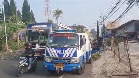 Mobil Pickup Oleng Di Jalan Raya Puncak Tabrak Pagar Rumah Warga