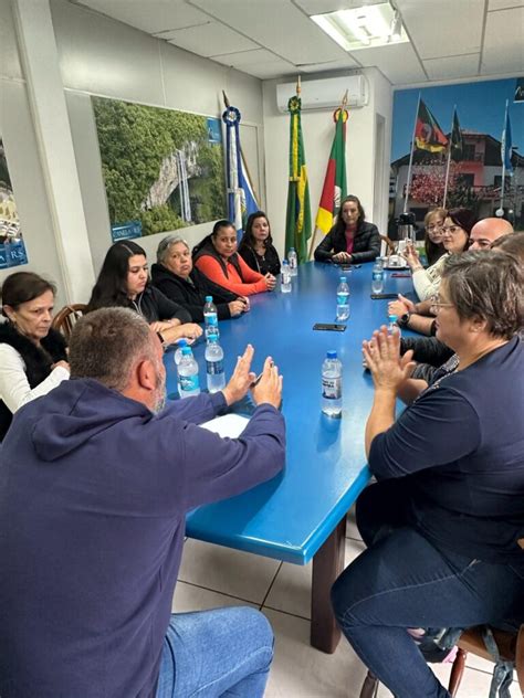 Vereadora Carla Reis Recebe Artes Os De Canela Para Buscar Uma Solu O