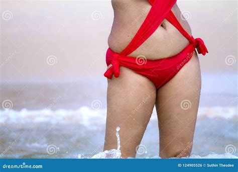 Symbole De Sexe D exposition De Femme Avec Le Bikini Rouge Photo stock Image du normal côte