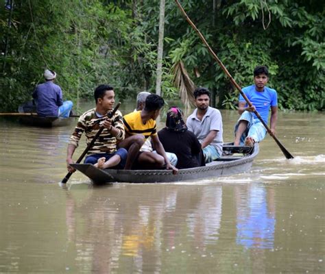 बाढ़ भूस्खलनों के कारण पूर्वोत्तर भारत में भारी तबाही असम में 8 की