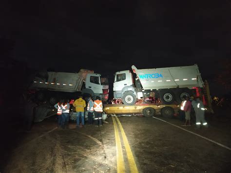 Acidente entre dois caminhões deixa BR 135 interditada no sul do Piauí