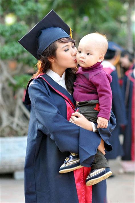 Ngắm các hot girl cực xinh trong áo cử nhân