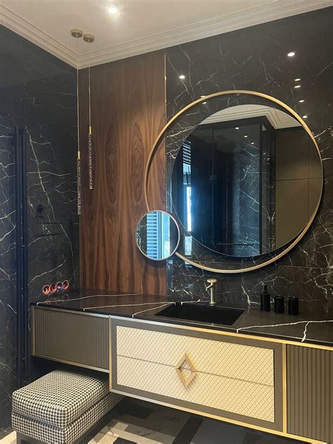 Зеркало-орбита в золотой раме