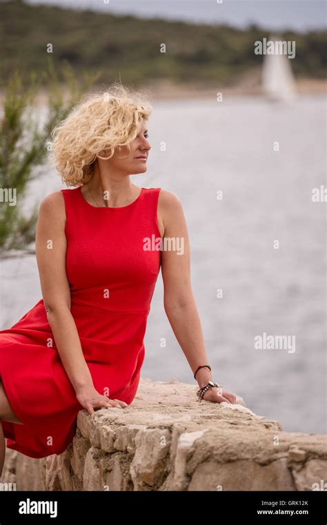 Fille blonde en robe rouge Banque de photographies et dimages à haute résolution Alamy