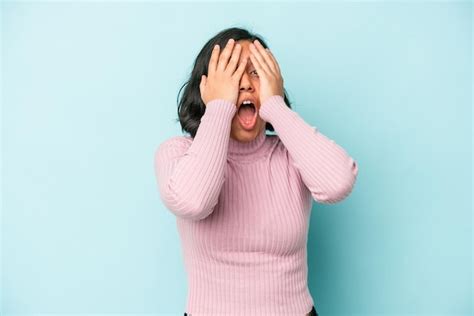 Mujer Latina Joven Aislada Sobre Fondo Azul Divirti Ndose Cubriendo La Mitad De La Cara Con La