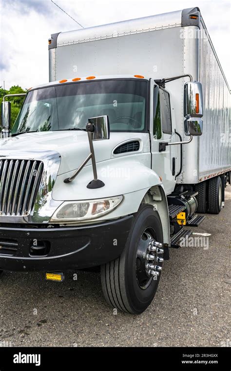 Industrial Middle Duty Day Cab White Rig Semi Truck With Chrome Parts And Big Box Trailer