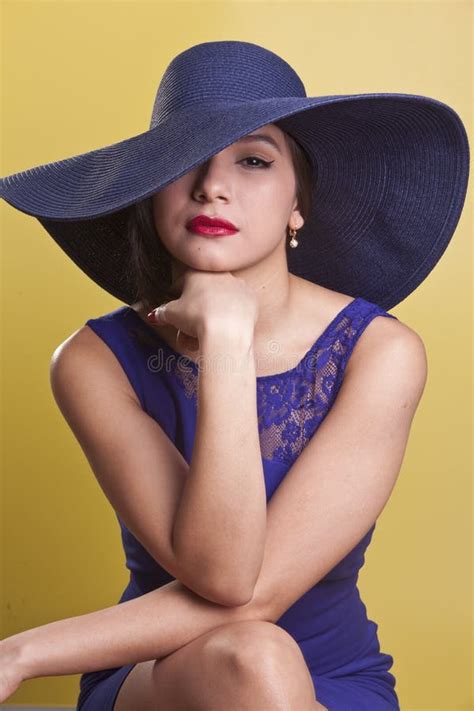 Mooi Latina Model In Een Blauwe Kleding Stock Foto Image Of Hoed