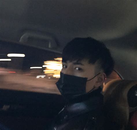 Nhan sắc thật của hot boy khẩu trang làm các cô gái phát cuồng